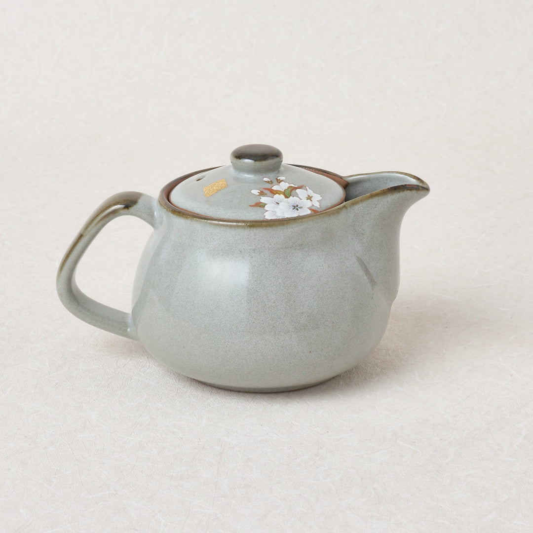 Kutani Ware Teapot – Gold Leaf Mountain Cherry Blossoms with