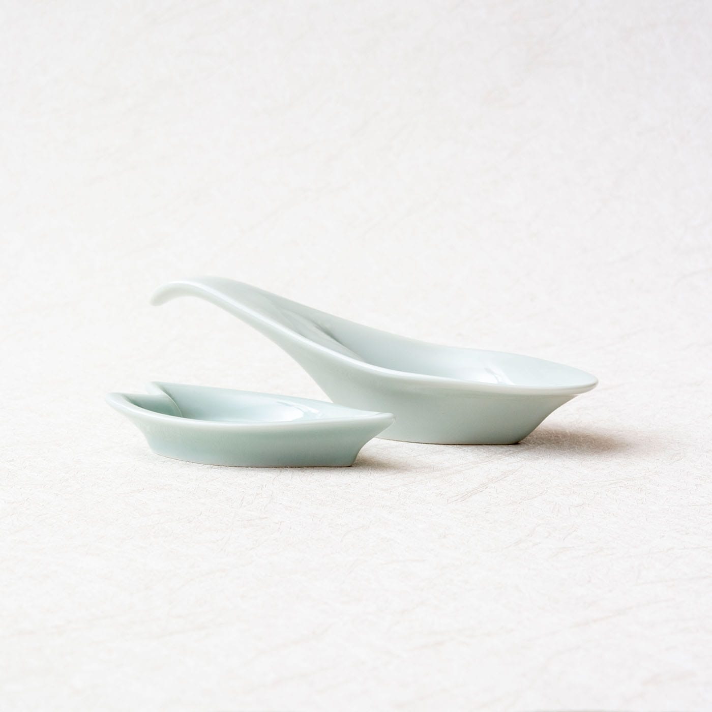 https://kutani-ware.jp/cdn/shop/products/kutani-ware-cherry-blossom-shaped-blue-ramen-spoon-with-spoon-rest-made-by-hiracle-542311_1800x1800.jpg?v=1685551807